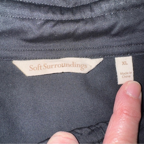 Soft Surrounds Long Roll Tab Sleeve Button Up Shirt Black w/ Ruffle Collar Sz XL - Picture 5 of 10